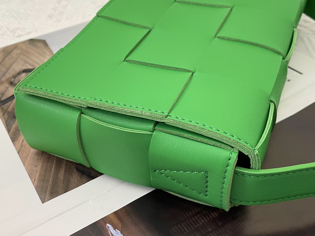 Cassette Intreccio Leather Cross-body Bag Green